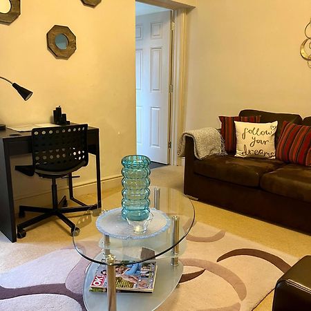 Apartment In The Heart Of Cheltenham/ Parking ภายนอก รูปภาพ