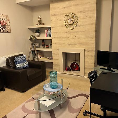 Apartment In The Heart Of Cheltenham/ Parking ภายนอก รูปภาพ