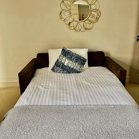 Apartment In The Heart Of Cheltenham/ Parking ภายนอก รูปภาพ
