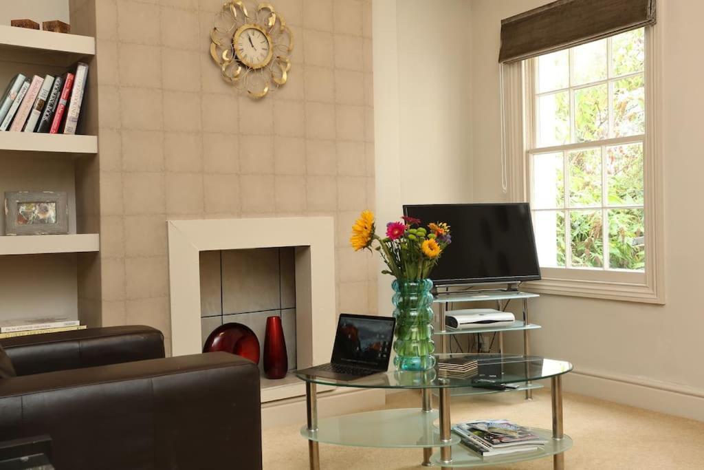 Apartment In The Heart Of Cheltenham/ Parking ภายนอก รูปภาพ