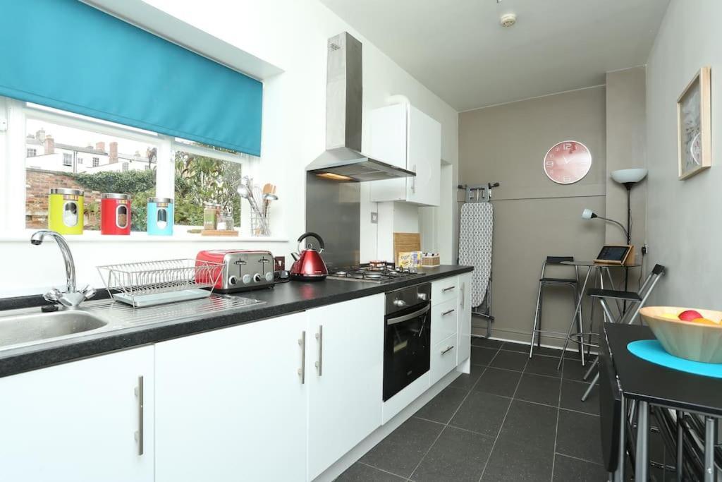 Apartment In The Heart Of Cheltenham/ Parking ภายนอก รูปภาพ