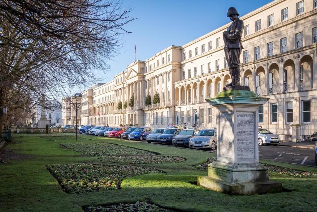 Apartment In The Heart Of Cheltenham/ Parking ภายนอก รูปภาพ