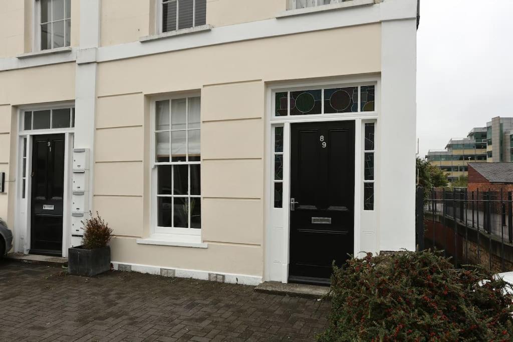 Apartment In The Heart Of Cheltenham/ Parking ภายนอก รูปภาพ