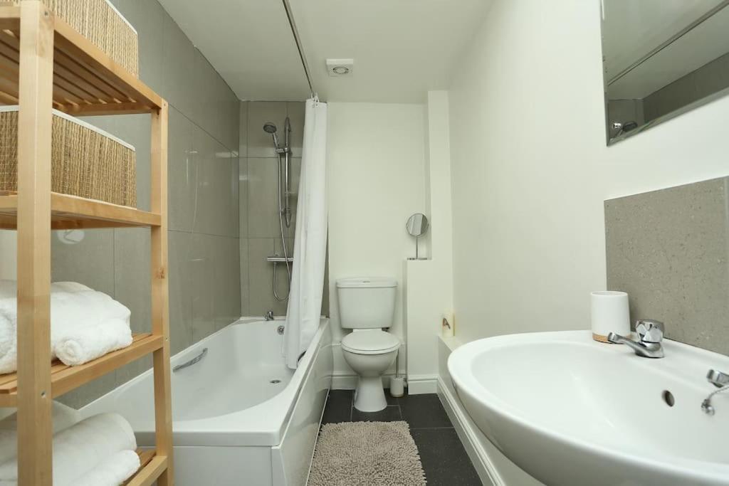 Apartment In The Heart Of Cheltenham/ Parking ภายนอก รูปภาพ