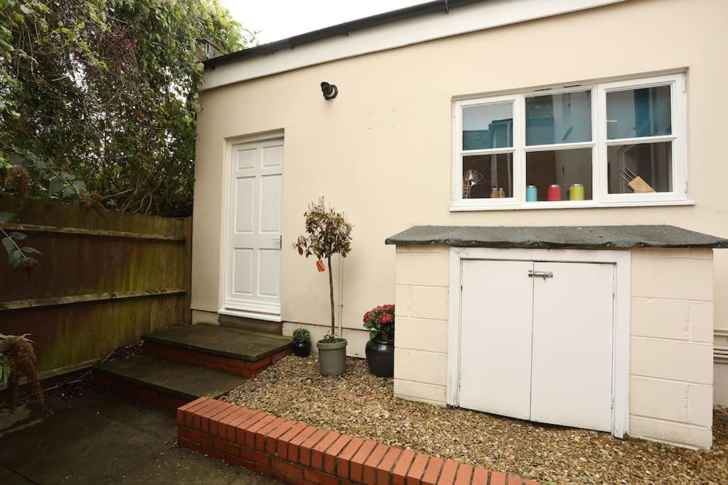 Apartment In The Heart Of Cheltenham/ Parking ภายนอก รูปภาพ