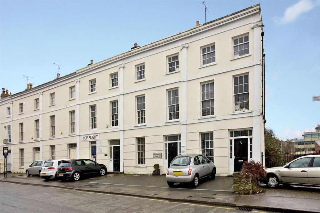 Apartment In The Heart Of Cheltenham/ Parking ภายนอก รูปภาพ