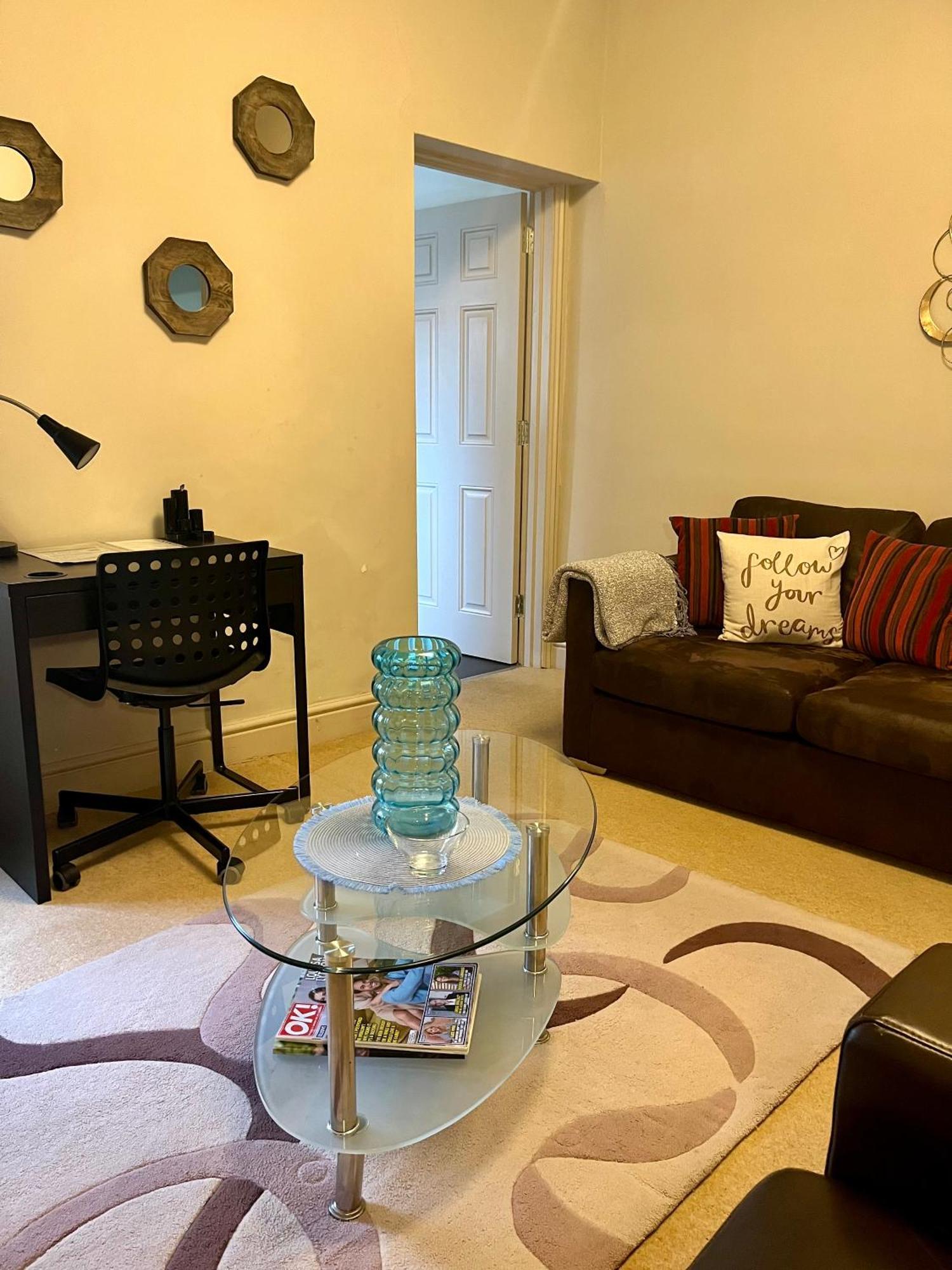 Apartment In The Heart Of Cheltenham/ Parking ภายนอก รูปภาพ