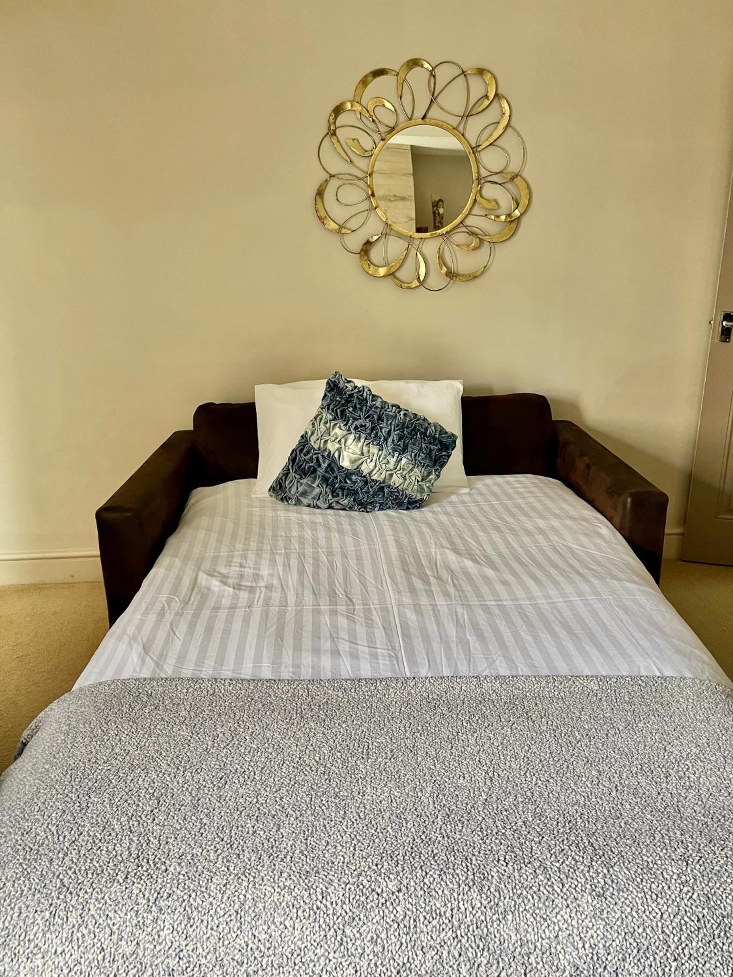 Apartment In The Heart Of Cheltenham/ Parking ภายนอก รูปภาพ